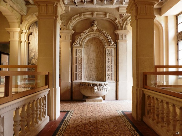                                   * * TREVAREZ **SUITE N°2 - Entrée & Intérieur du Château**