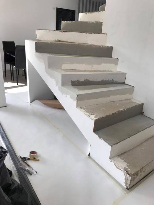 Revêtement d'un escalier béton en micro-béton Rouviere Collection