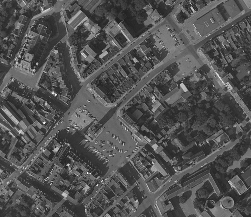 Béthune - Centre-ville en 1964, Grand'Place au centre, Église Saint-Vaast en haut, Place de la République à droite, le Lycée en bas et la Tour Saint-Ignace (remonterletemps.ign.fr)