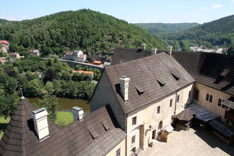 FETE MEDIEVALE DANS LA COUR DU CHATEAU FORT DE LOKET