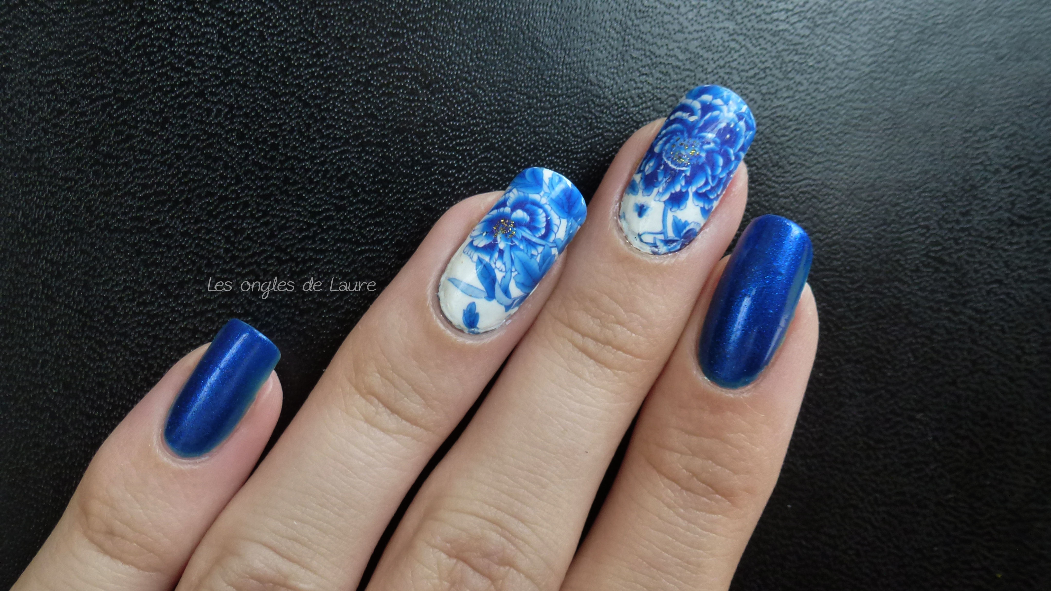 Nail art fleur bleue en waterdecal - Les ongles de Laure - Blog Nail Art