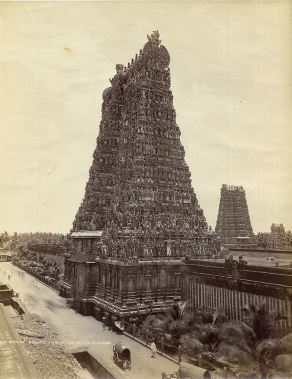 La photo noire & blanc pour rendre compte du caractère sculpturale de l'architecture dravidienne