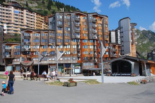 Toujours de grands immeubles au centre