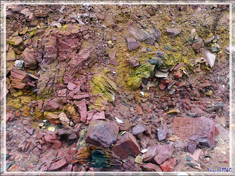 Les roches colorées de Smoking Hills (Smoking Hills's colorful rocks) - Cape Bathurst - Territoires du Nord-ouest - Canada