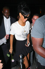 Rihanna quittant son hôtel à NYC