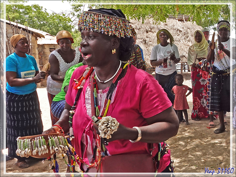 Nous sommes accueillis par des chants et des danses dans le village d'Ourong - Casamance - Sénégal