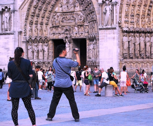 Sur le parvis de la Cathédrale de Paris 