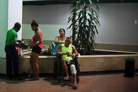LUIS ROBAYO / AFP Des patients et leurs familles attendent à l'extérieur de la clinique de Cali, en Colombie, après avoir été évacués après un puissant séisme, le 16 avril 2016.
