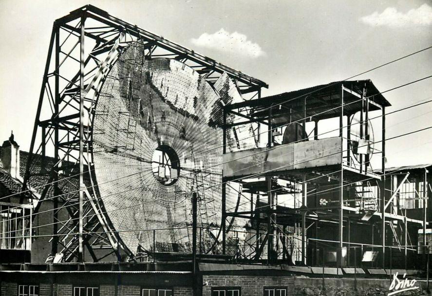 Peut être une image en noir et blanc de sortie de secours et texte