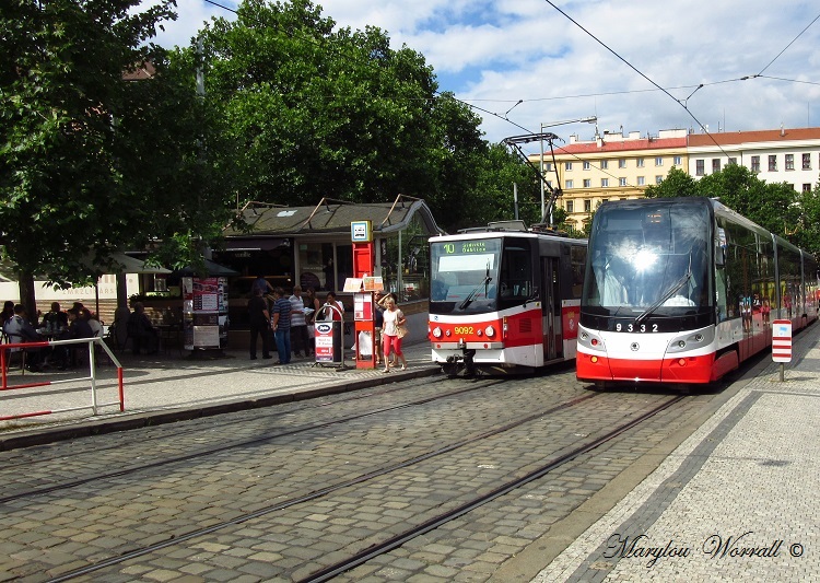 Prague : Tramways, calèches et vieilles voitures.