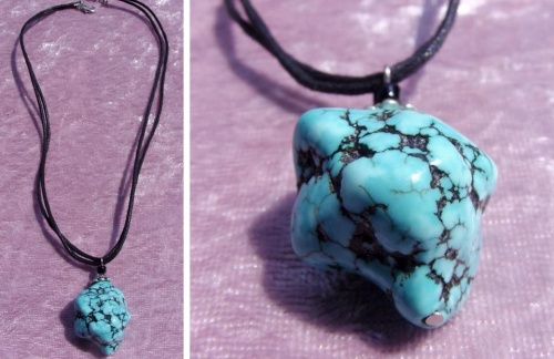 Création d'un collier avec une pierre semi-précieuse, la Turquoise.