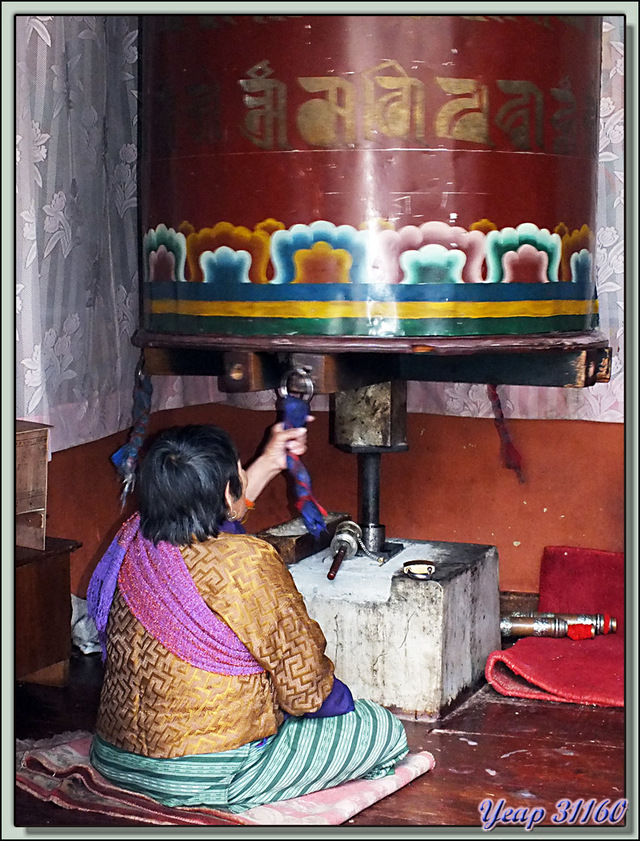 Blog de images-du-pays-des-ours : Images du Pays des Ours (et d'ailleurs ...), Machine à prières semi-automatique à commande manuelle -Thimphu - Bhoutan