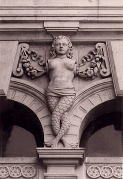 Sirène à double queue, sculpture murale, hôtel de ville de La Rochelle.