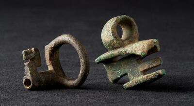 Clefs de coffret portées en bague (à gauche) et en pendentif (à droite), Ier-IIe siècles de notre ère. © Inrap
