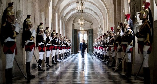 Résultat de recherche d'images pour "macron roi versailles"