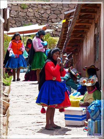 Rue commerçante de Huillanopampa - Île Taquile - Lac Titicaca - Pérou