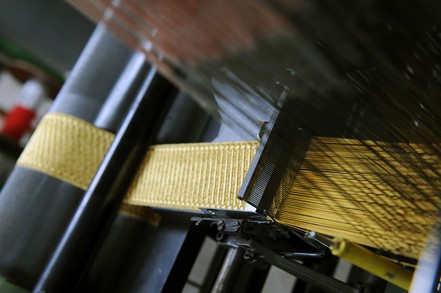 Une machine à galons de l'usine de passementerie de la Sarthe