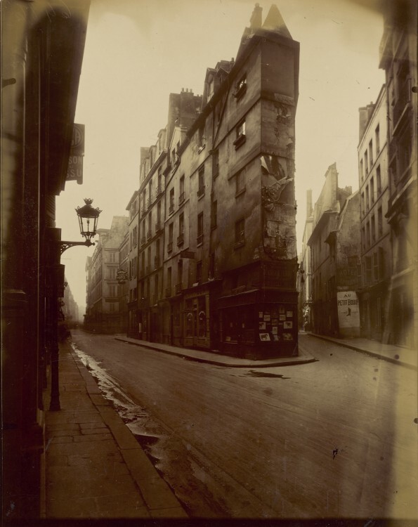Atget Paris Vieille Cour 22 rue Quincampoix 595x750 Le Paris de 1900 par Atget 