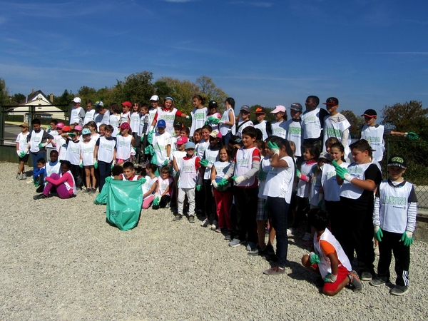 "Nettoyons la nature !" une belle initiative des écoliers du Pôle Scolaire de Sainte Colombe sur Seine ...