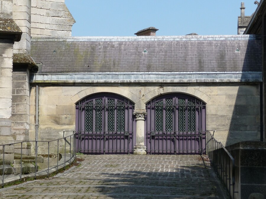 Place Saint-Michel et notre moine ...