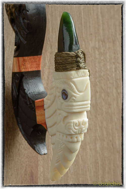 Pendentif Hei Matau Tiki ( os, ébène,bois de rose, jade)