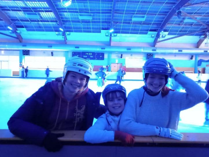 Peut être une image de 3 personnes, personnes debout et intérieur