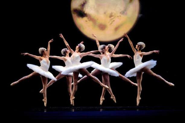  Ballet "Le Lac Des Cygnes" comme vous ne l'avez jamais vu avant ...