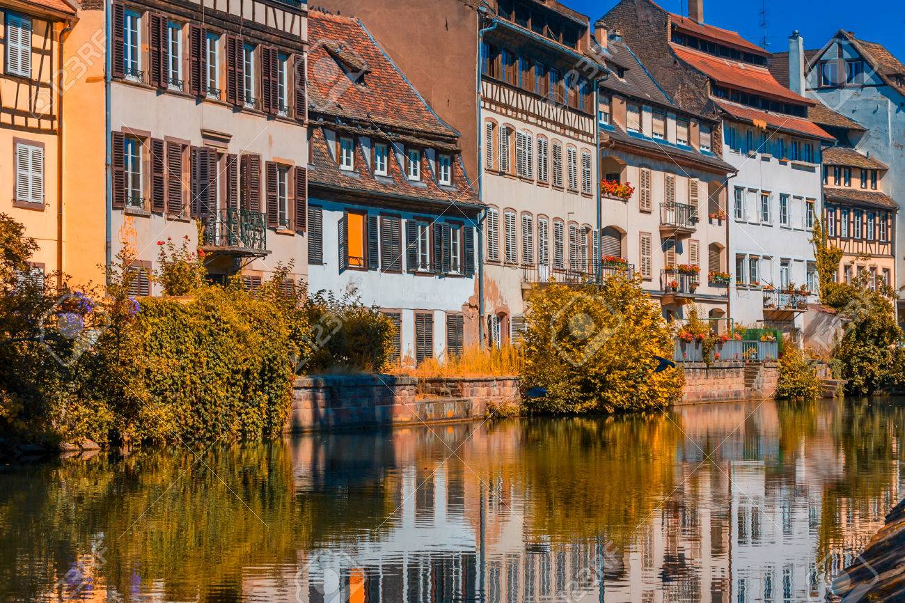 Petite France Journée Ensoleillée D'automne À Strasbourg Banque D'Images et  Photos Libres De Droits. Image 23169091