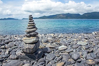 La mer sans arrêt roulait ses galets ...