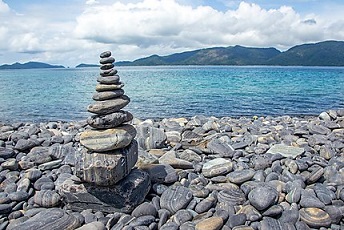 La mer sans arrêt roulait ses galets ... 