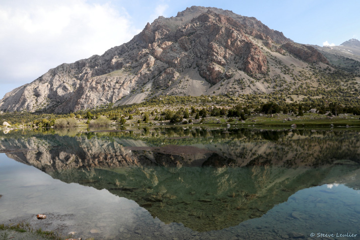 Reflet sur le lac Govkush, Tadjikistan