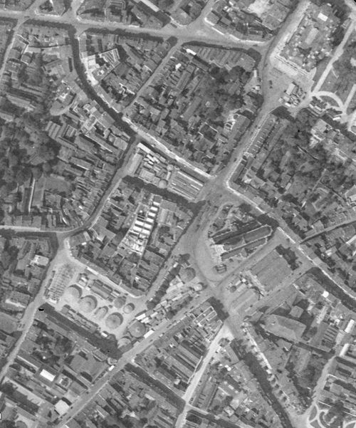 Tourcoing - Centre-ville en 1933, Hôtel de Ville en haut sur la Place Victor Hassebroucq, Église Saint-Christophe et Place Charles et Albert Roussel en bas (remonterletemps.ign.fr)