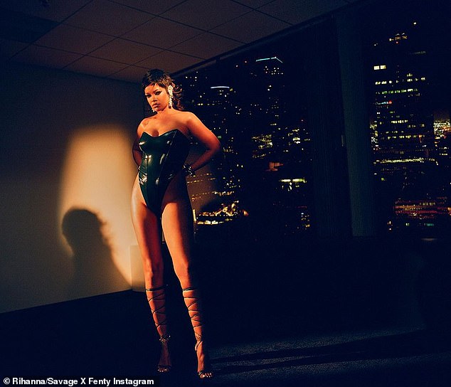 Travaillez-le !  Dans une série d'images publiées par sa marque de lingerie, Savage X Fenty, la chanteuse de 33 ans a montré ses jambes toniques dans une paire sexy de talons croisés jusqu'aux genoux alors qu'elle se tenait dans un appartement luxuriant avec vue sur New York