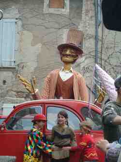 Carnaval de Saillans-Drôme--la grande Marionnette se cache derrière la 2 ch rouge;