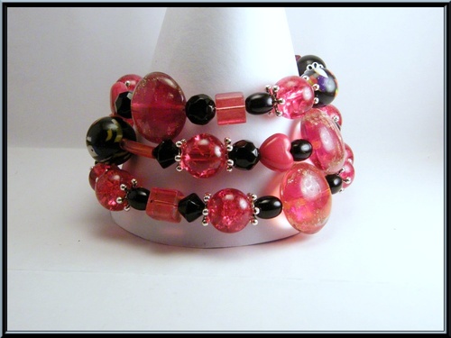 Bracelet fil mémoire perles en verre rouges et noires.