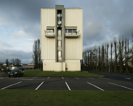 Samuel Bollendorff Mérignac, parking de l’entreprise France Telecom, sur lequel Remy Louvradoux s’est immolé par le feu le 26 avril 2011. Photo issue de la série « Le Grand Incendie » de Samuel Bollendorff.