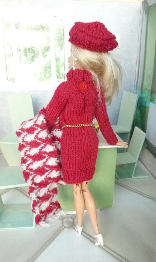 Barbie : Echarpe assortie à sa robe bordeaux