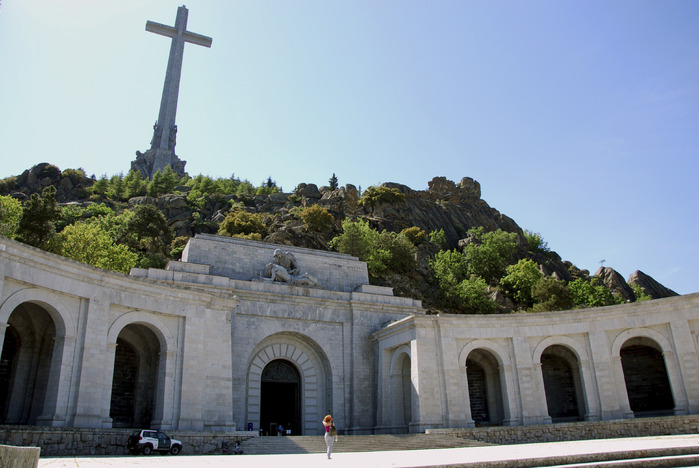 Castilla - Valle de los Caídos - La croix et l'entrée de la basilique