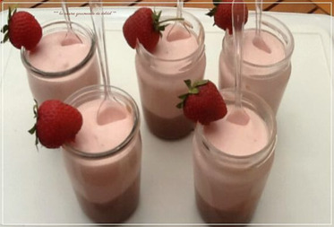 VERINNE DE MOUSSE CHOCOLAT ET MOUSSE CHANTILLY FRAISES