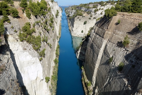 Le Canal de Corinthe et le lac bleu
