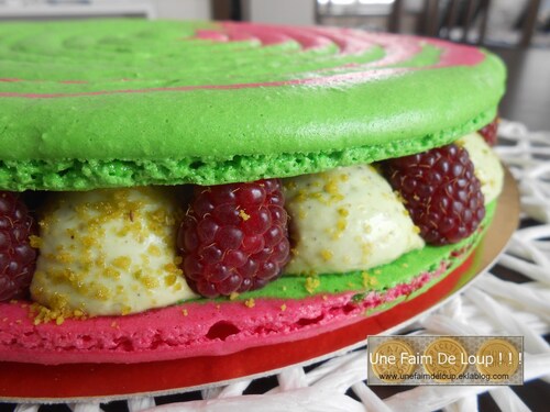 Macaron XXL aux framboises et mousse pistache