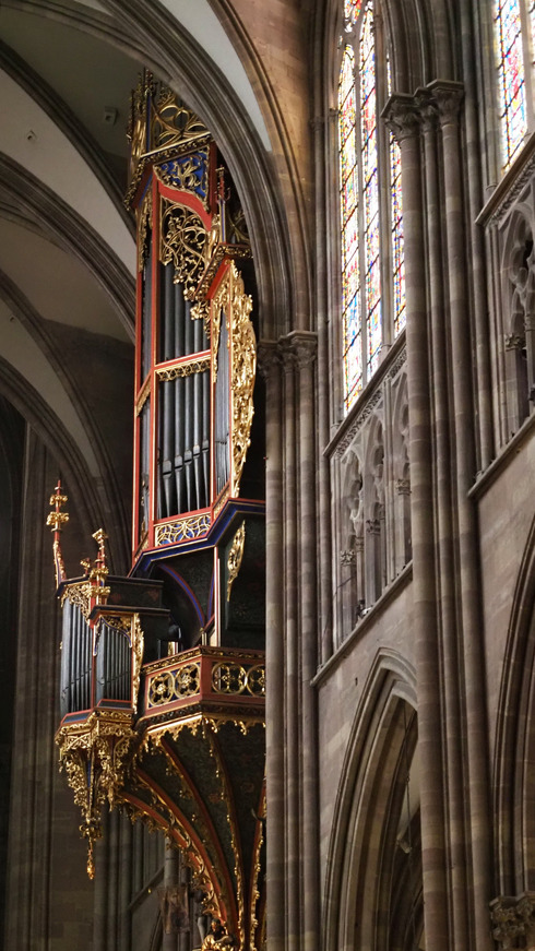 la grande rosace de la cathédrale, l'orgue et un vitrail 8/1