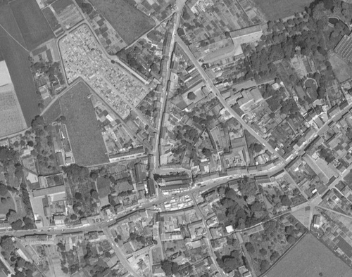 Templeuve - Centre-ville en 1969, Place (marché) et cimetière (remonterletemps.ign.fr)