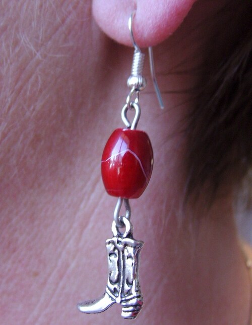 Boucles d'oreilles country santiag avec sa perle rouge