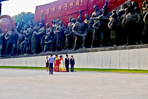 monument de la Révolution socialiste sur la droite de la place de Mansudae et la noce qui se recueille