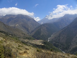 Panorama sur le haut Khumbu (Lhotse Shar, Ama Dablam) et les villages de Phungi Thanga et Phortse