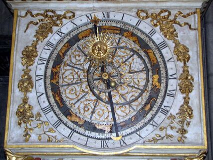 Vue d’une horloge. Les 24 heures, les 12 signes du Zodiaque et les positions du Soleil et de la Lune y sont représentés.