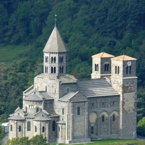 Trésors de l'Auvergne romane : la route des églises majeures.
