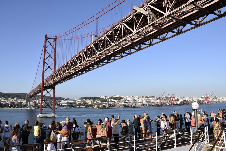 J5 - Lisbonne - Passage sous le pont du 27 avril