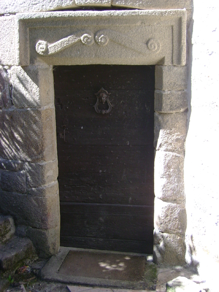 PORTES , HEURTOIRS DE PORTES , PLAQUES .... A TREIGNAC  . CORREZE .